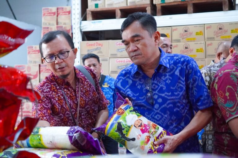 Anggota Satgas Pengendalian Harga Beras Provinsi Bali saat melakukan sidak di salah satu distributor sembako di Denpasar, Selasa (28/10/2025).