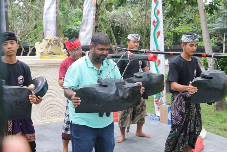 Wisatawan turut mengikuti latihan terbuka atraksi budaya okokan dan tektekan di kawasan DTW Tanah Lot, Tabanan.