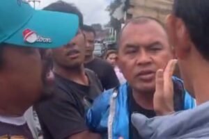 I Wayan SU ditangkap warga setelah motornya menabrak mobil saat berusaha kabur.