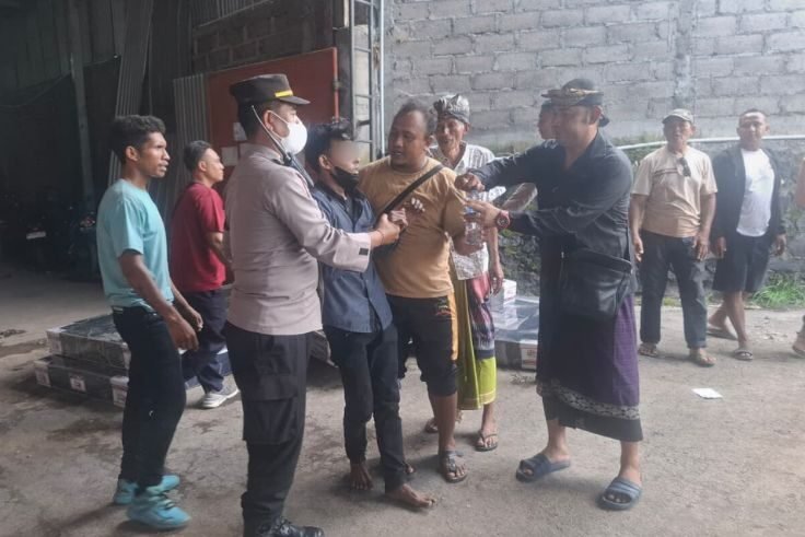 VW (26), asal Surabaya, nekat naik ke atap gudang beruntung diselamatkan warga.