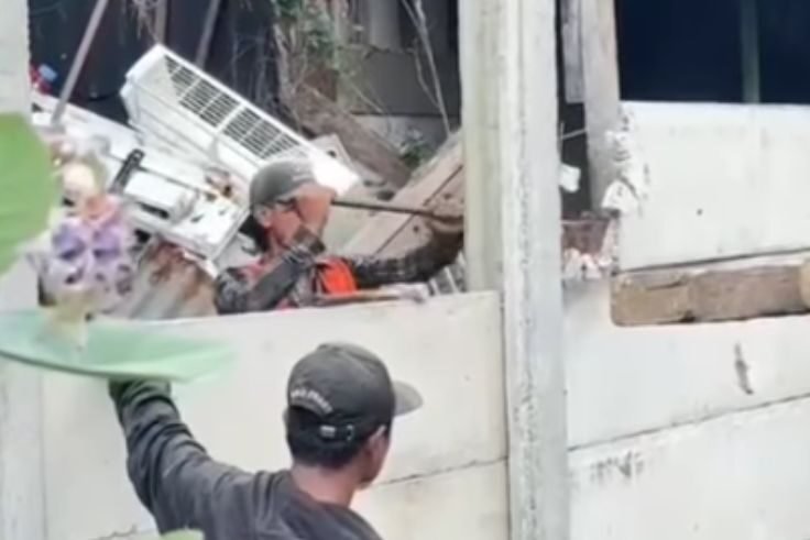 Pembongkaran tembok beton yang menghalangi aktivitas warga di kawasan GWK, Ungasan.