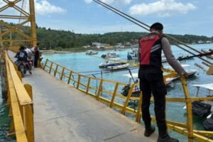 Petugas Polsek Nusa Penida mengolah TKP di Jembatan Kuning setelah dua wisatawan asal Belanda terjatuh ke laut.