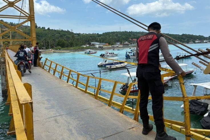 Petugas Polsek Nusa Penida mengolah TKP di Jembatan Kuning setelah dua wisatawan asal Belanda terjatuh ke laut.