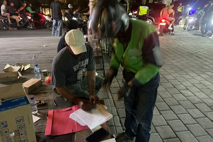 Sidak ojek dan wisatawan asing di kawasan Jalan Pantai Berawa, Tibubeneng, Sabtu (25/10/2025) malam.