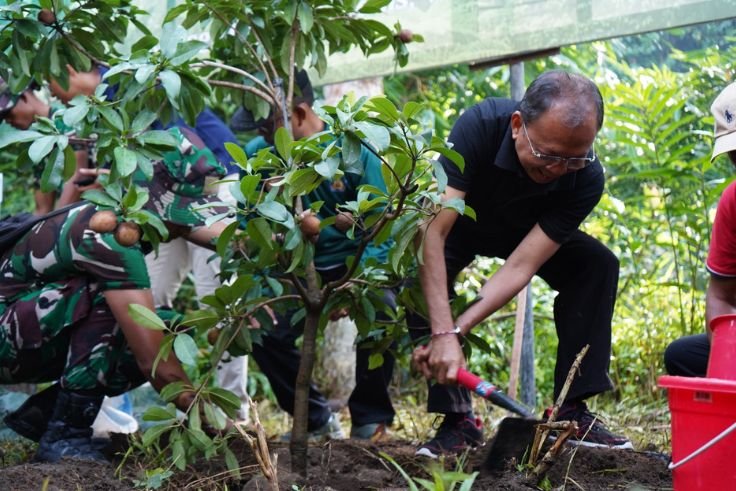 Gubernur Bali Wayan Koster menanam pohon di sempadan Tukad Ayung, Desa Bongkasa Pertiwi, Badung.