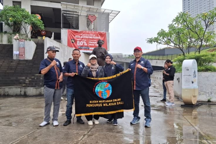 Ketua IWO Bali Tri Widiyanti bersama jajaran pengurus sebelum berangkat ke Jakarta menghadiri Rakernas III IWO.