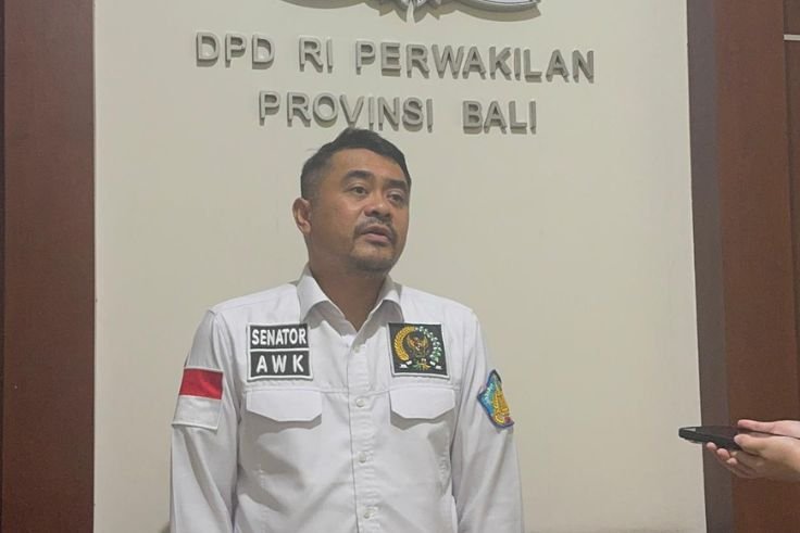 Senator Arya Wedakarna saat diwawancarai terkait hak jawab di Kantor DPD Bali, Selasa (28/10).