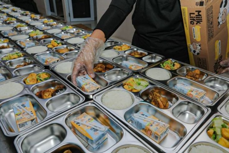 Pembagian makan bergizi gratis. (Foto: Istimewa)