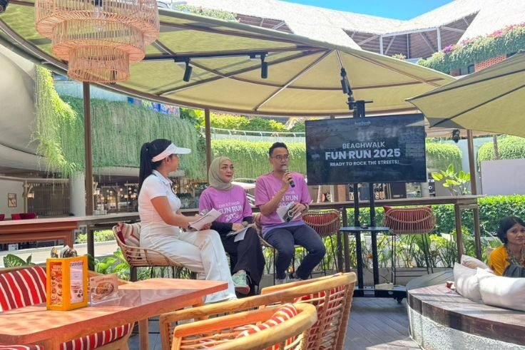 On the right, Campaign & Experience Manager Reksa Hartoyo, and in the center, General Manager of Beachwalk Shopping Center, Gita Sunarwulan.