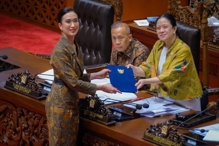 Menteri Pariwisata Widiyanti Putri Wardhana menyerahkan naskah RUU Kepariwisataan dalam Rapat Paripurna DPR RI di Gedung Nusantara II, Jakarta, Kamis (2/10/2025).