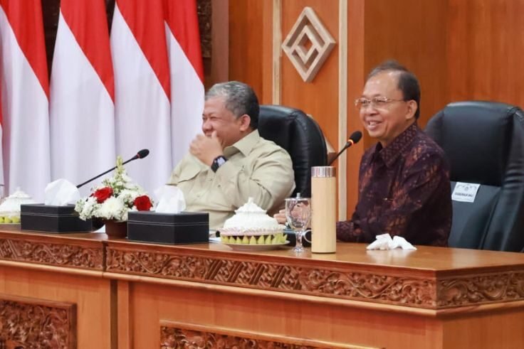 Gubernur Bali Wayan Koster bersama Wamen Perumahan dan Kawasan Permukiman RI Fahri Hamzah. (Istimewa)