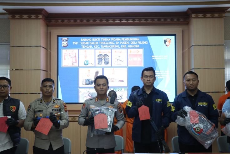Polisi menunjukkan sejumlah barang bukti hasil penyelidikan kasus pembunuhan mandor proyek di Gianyar.