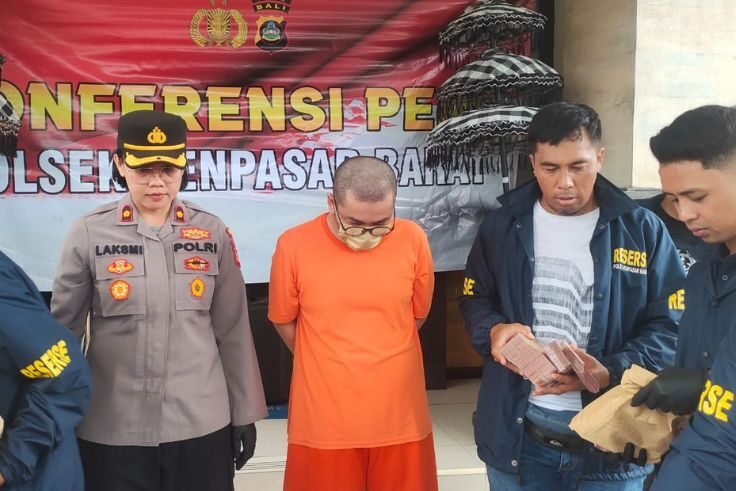 Tersangka penggelapan, Robby, digiring di Mapolsek Denpasar Barat.