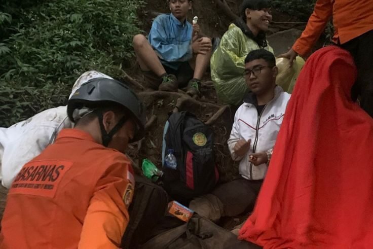 Tim SAR Gabungan mengevakuasi lima pendaki yang mengalami kelelahan saat turun dari Gunung Batukaru, Tabanan, Minggu (12/10/2025) dini hari.