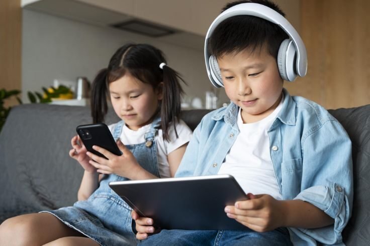 Ilustrasi anak bermain gadget.