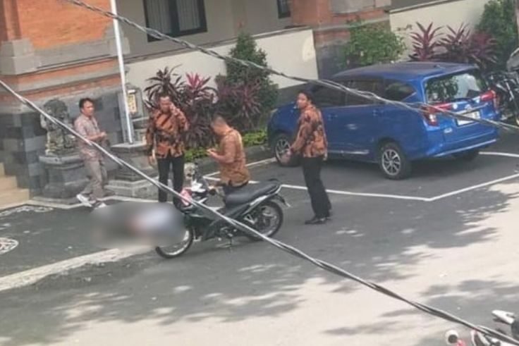 TI (22) ditemukan tewas jatuh dari lantai dua gedung perkuliahan di Kampus Sudirman, Denpasar, Rabu (15/10) pagi.