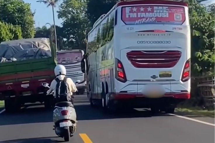 Tangkapan layar video bus MTrans yang ugal-ugalan di jalur Denpasar–Gilimanuk, diunggah oleh akun TikTok Mangoo.