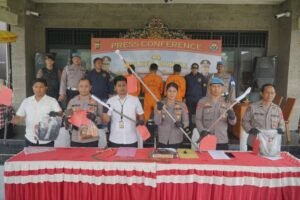 Sejumlah barang bukti senjata tajam yang digunakan pelaku diamankan oleh Polres Bangli.