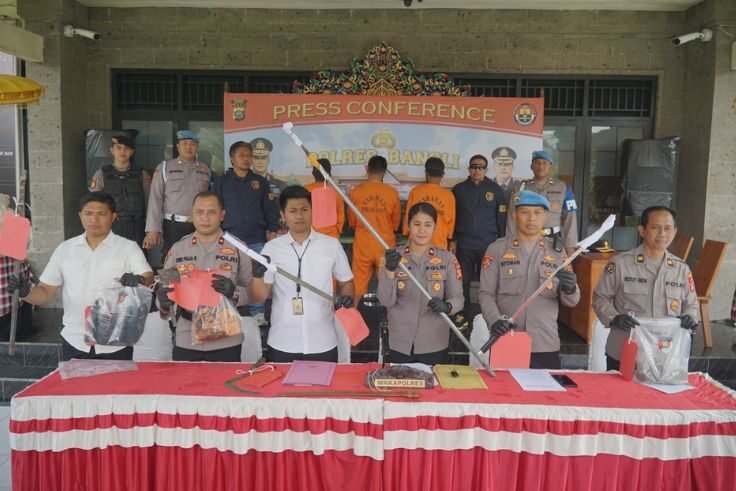 Sejumlah barang bukti senjata tajam yang digunakan pelaku diamankan oleh Polres Bangli.