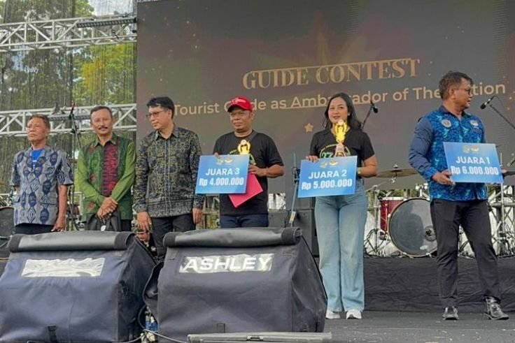 Penyerahan hadiah kepada para juara guding contest yang dilaksanakan pada 11 September lalu.