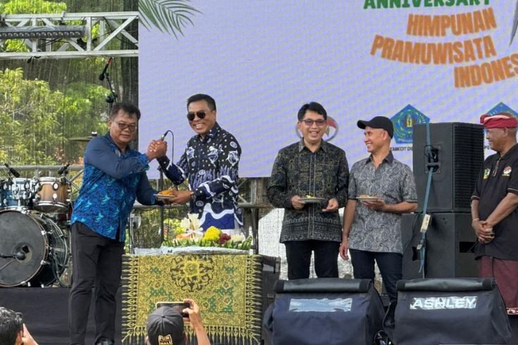 Ketua DPD ASITA Bali, Putu Winastra (kanan) bersama Ketua DPD HPI Bali, Nyoman Nuarta (kiri) saat pemotongan tumpeng.