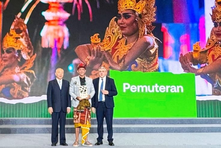 Perwakilan Desa Wisata Pemuteran menerima penghargaan Best Tourism Village 2025 dari UN Tourism di Huzhou, Tiongkok. (Foto: Dok Kemenpar)