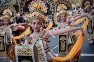 Penampilan tarian Bali yang menjadi simbol kekayaan budaya dan daya tarik utama pariwisata Pulau Dewata.