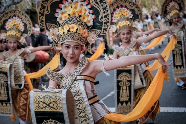 Penampilan tarian Bali yang menjadi simbol kekayaan budaya dan daya tarik utama pariwisata Pulau Dewata.
