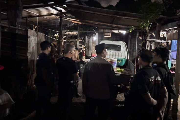 Petugas Polsek Denpasar Timur memeriksa mobil pikap yang sempat diduga digunakan untuk mengangkut anjing di kawasan Tohpati, Denpasar.