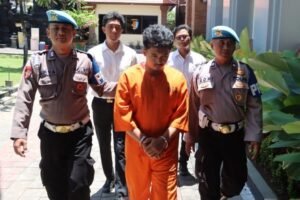 Ahmad Durahman digiring di Mapolresta Denpasar, Senin (20/10).