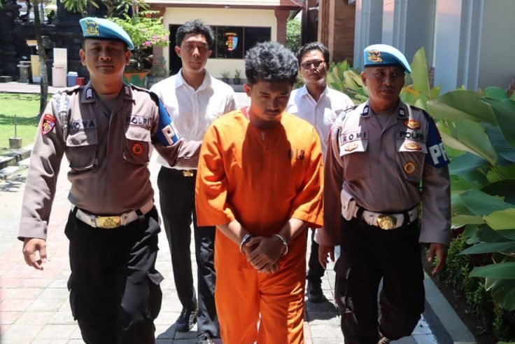 Ahmad Durahman digiring di Mapolresta Denpasar, Senin (20/10).