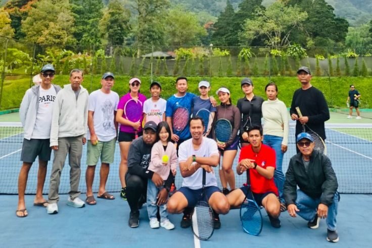 Petenis Nasional Junior Asal Badung Putu Vania Teriana saat menjalani Sesi latihan Bersama Pengurus PELTI Badung.