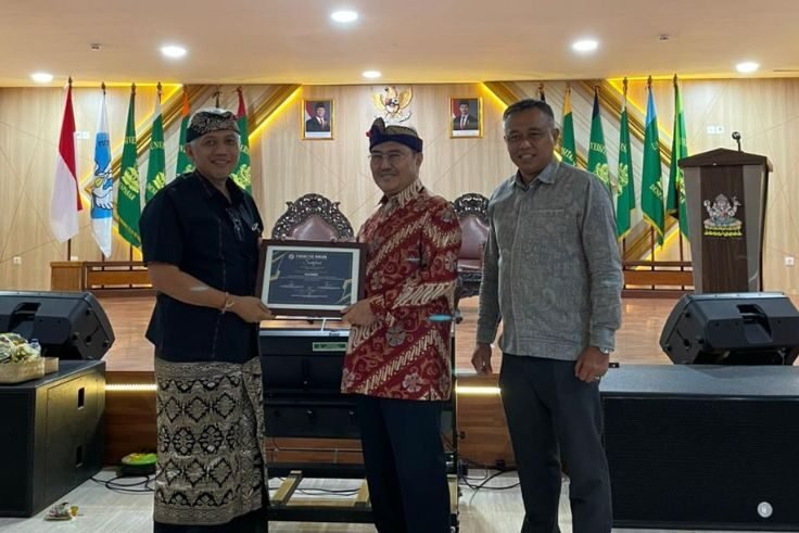 Prof. Dr. Jimly Asshiddiqie (tengah) usai menyampaikan materi kuliah umum tentang ketatanegaraan di era digital di Auditorium PR Saraswati, Universitas Mahasaraswati Denpasar.