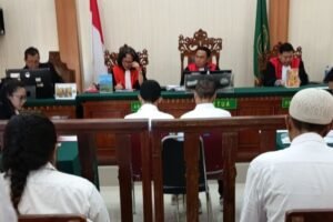Kedua terdakwa, M. Babul Wahyudi dan Dimas Ari Ramadhan, jalani sidang perdana di Pengadilan Negeri Denpasar, Kamis (23/10).