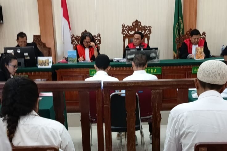 Kedua terdakwa, M. Babul Wahyudi dan Dimas Ari Ramadhan, jalani sidang perdana di Pengadilan Negeri Denpasar, Kamis (23/10).