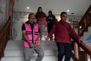 Tersangka NR digiring petugas Kejari Badung usai ditetapkan dalam kasus korupsi penyaluran KUR Mikro senilai Rp2,3 miliar.