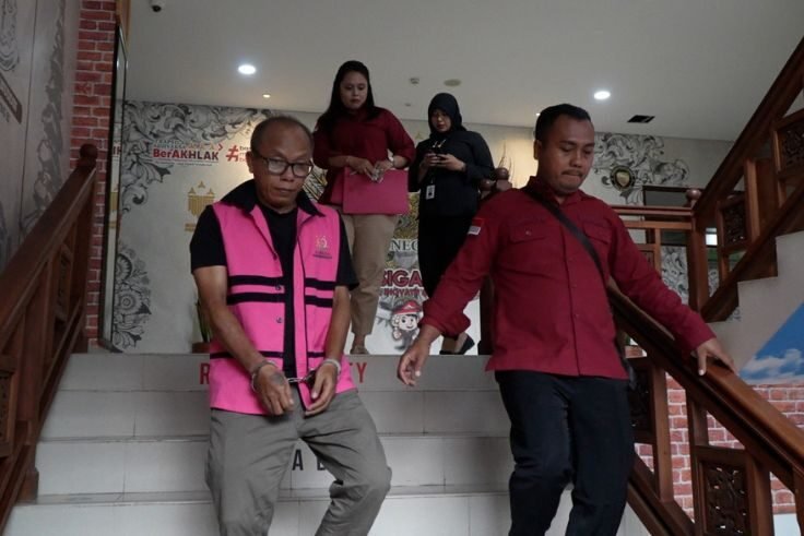 Tersangka NR digiring petugas Kejari Badung usai ditetapkan dalam kasus korupsi penyaluran KUR Mikro senilai Rp2,3 miliar.