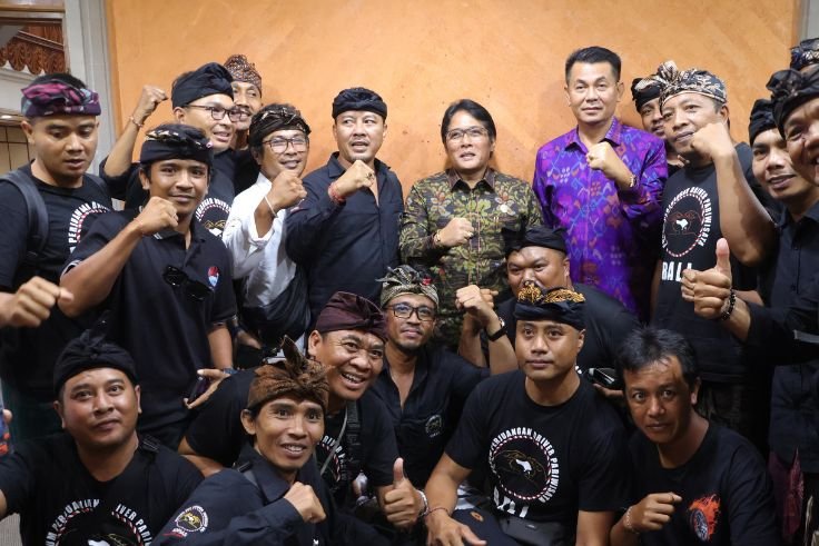 Wakil Gubernur Bali, Nyoman Giri Prasta dan Ketua DPRD Bali, Dewa Made Mahayadnya bersama anggota Forum Perjuangan Driver Pariwisata Bali.