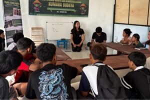Mahasiswa Undiksha bersama warga Desa Tigawasa berkolaborasi dalam kegiatan KUMARA Budaya.