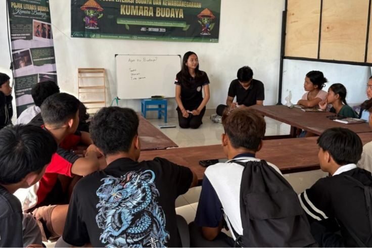 Mahasiswa Undiksha bersama warga Desa Tigawasa berkolaborasi dalam kegiatan KUMARA Budaya.