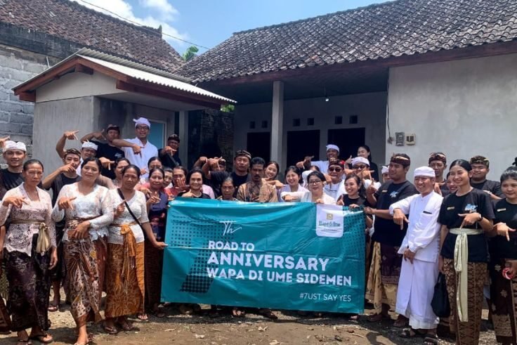 Wapa di Ume Sidemen team and local residents during the handover of the newly renovated house for Ibu Jati in Sidemen, Karangasem.