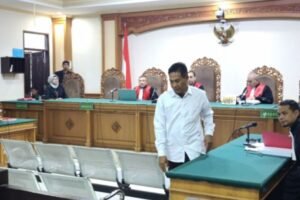 Kadis DPMPTSP Buleleng I Made Kuta jalani persidangan.