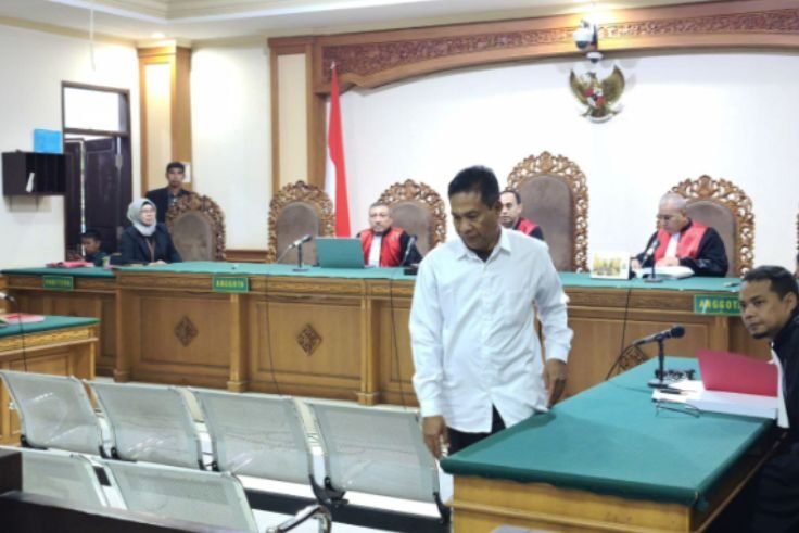 Kadis DPMPTSP Buleleng I Made Kuta jalani persidangan.
