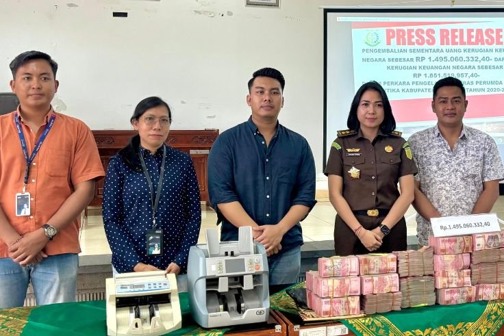 Plh. Kepala Kejari Tabanan I Gusti Ayu Agung Fitria Chandrawati terima uang pengembalian kerugian negara dari penyedia beras Perumda Dharma Santhika.