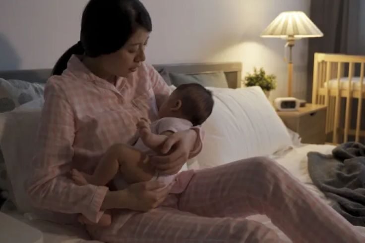 Ilustrasi ibu menggendong bayi.
