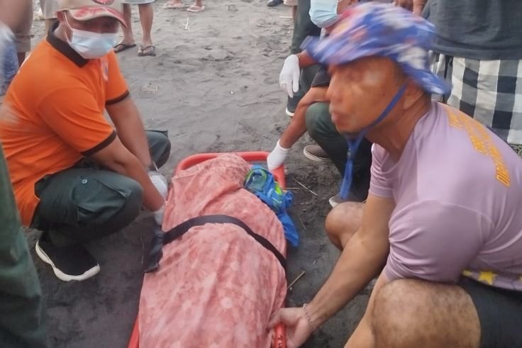 Petugas mengevakuasi jenazah korban yang ditemukan mengapung di Pantai Padanggalak.