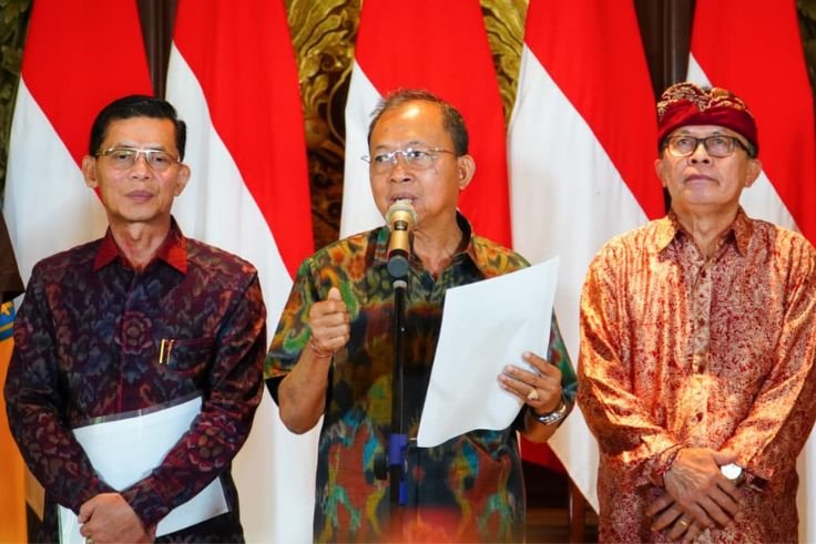 Gubernur Bali Wayan Koster saat konferensi pers terkait pembongkaran Lift Kaca Kelingking pada Minggu (23/11/2025).