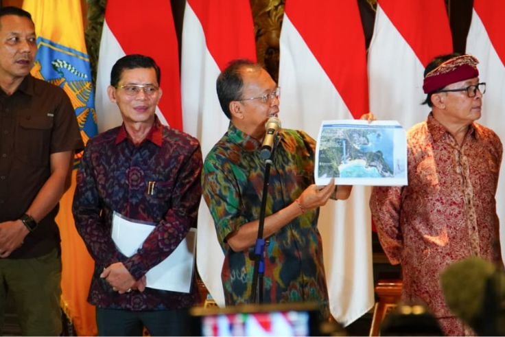 Gubernur Bali Wayan Koster memberikan penjelasan tegas soal pembongkaran Lift Kaca Kelingking dalam konferensi pers, Minggu (23/11/2025).