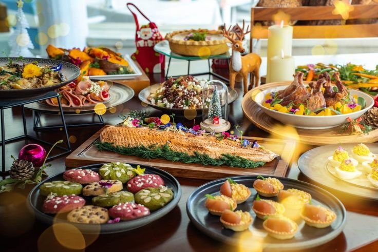 A lavish festive brunch at di Mare brings seasonal flavors.