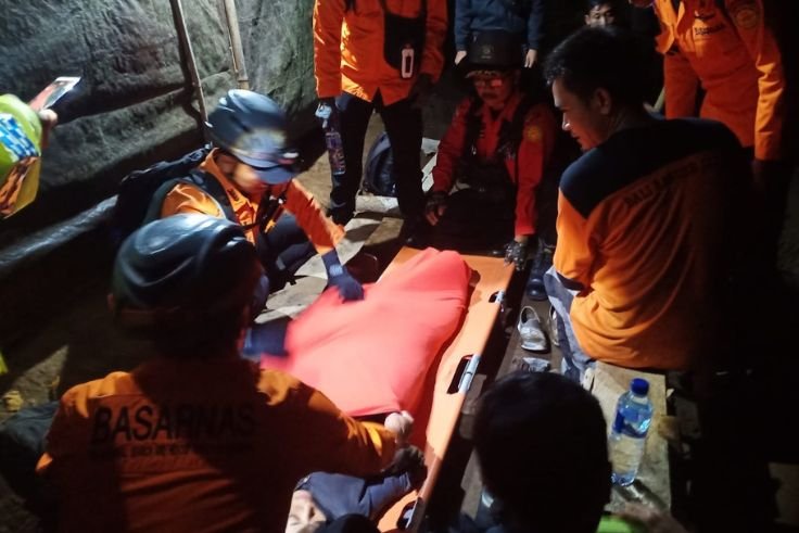 Tim SAR gabungan mengevakuasi pendaki perempuan yang kelelahan di Gunung Sanghyang, Tabanan, Sabtu (1/11/2025) malam